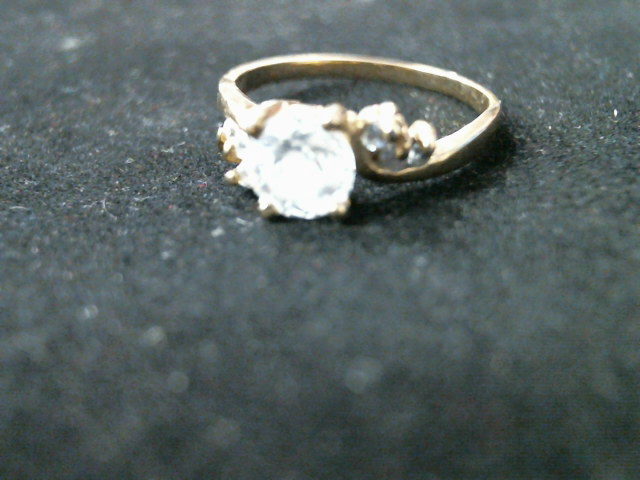 Precio 55 000,00   Anillo de compromiso con piedra blanca grande y 2 de cada lado  medida 7
