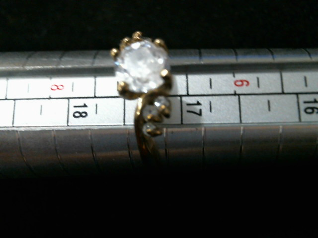 Precio 55 000,00   Anillo de compromiso con piedra blanca grande y 2 de cada lado  medida 7