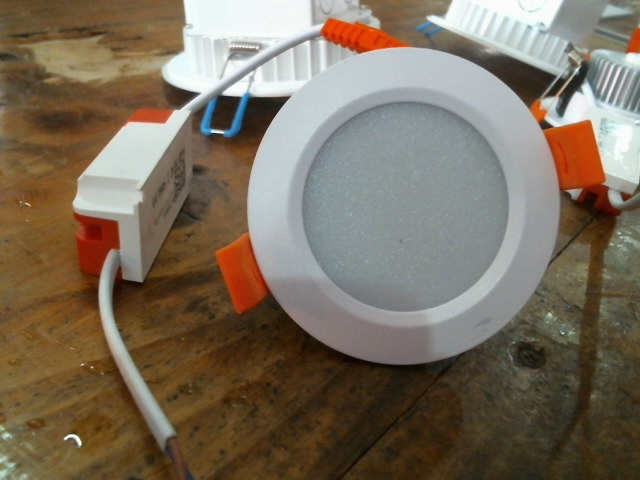 Precio 2 500,00 pequeña  luz led