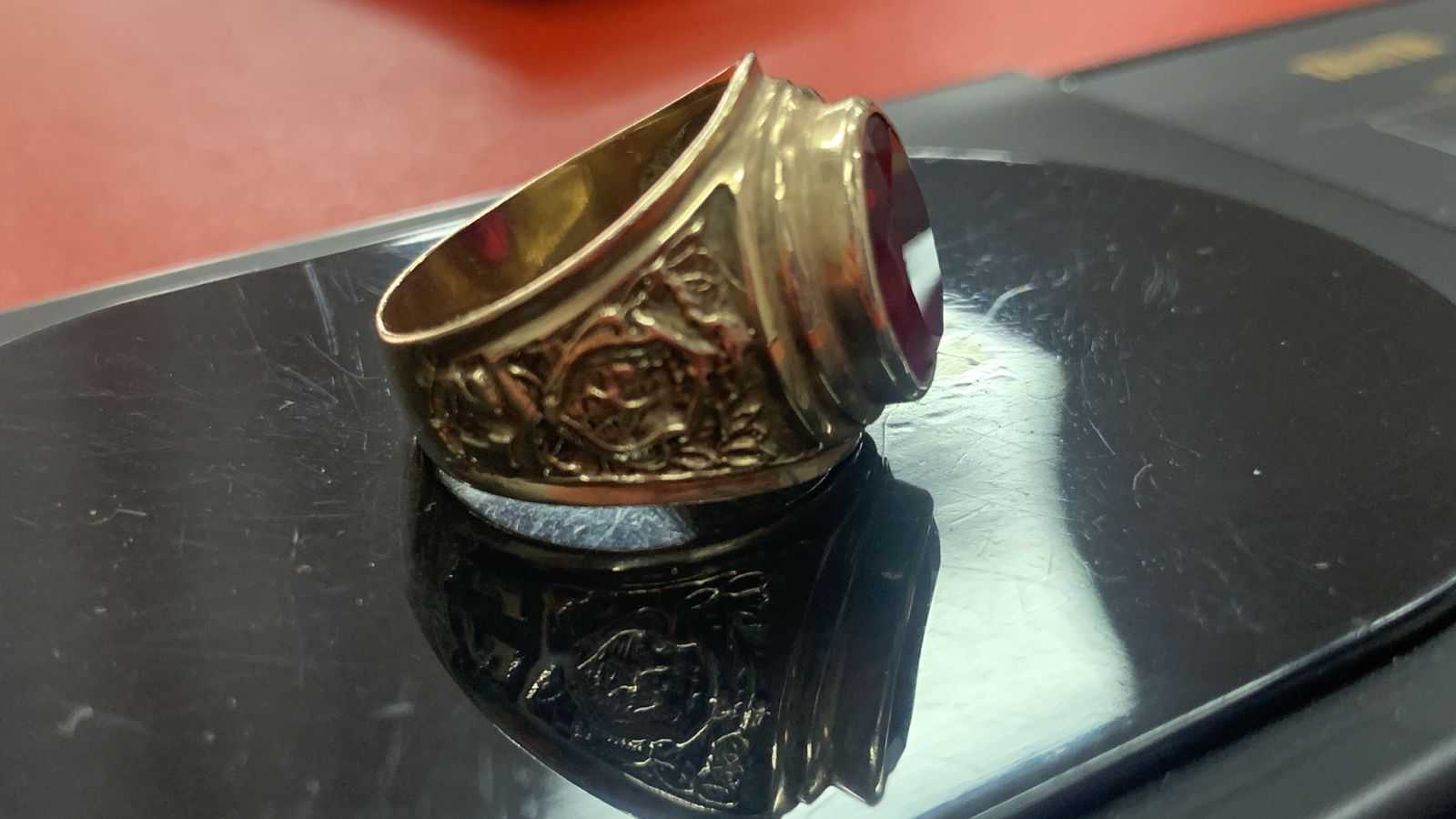 Precio 185 000,00   Anillo de graduacion perla roja talla 9