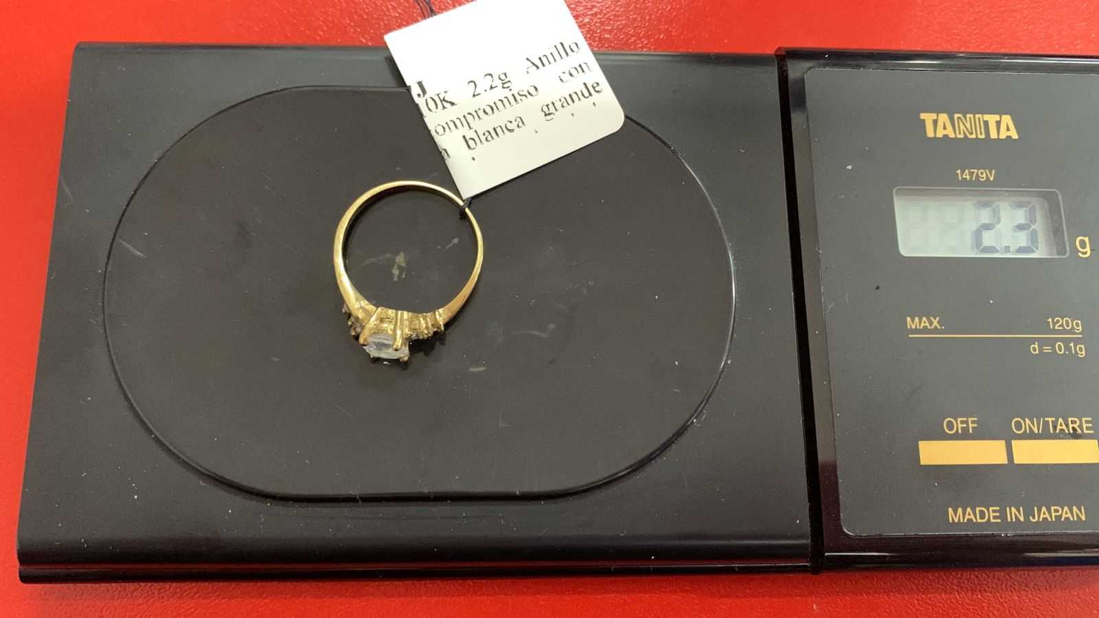 Precio 55 000,00   Anillo de compromiso con piedra blanca grande y 2 de cada lado  medida 7