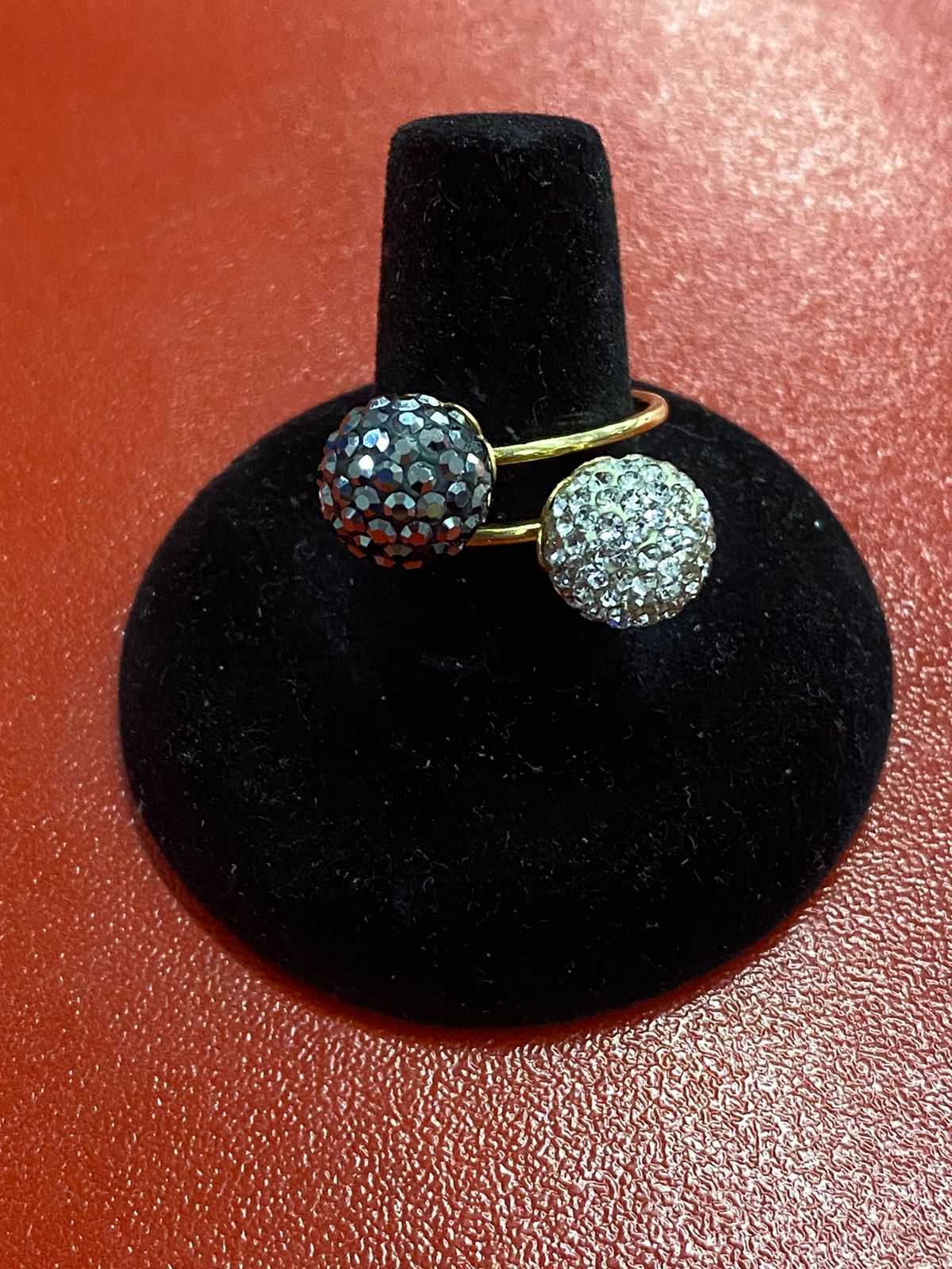 Precio 144 000,00   anillo con doble piedra blanca y negra, talla 7 12