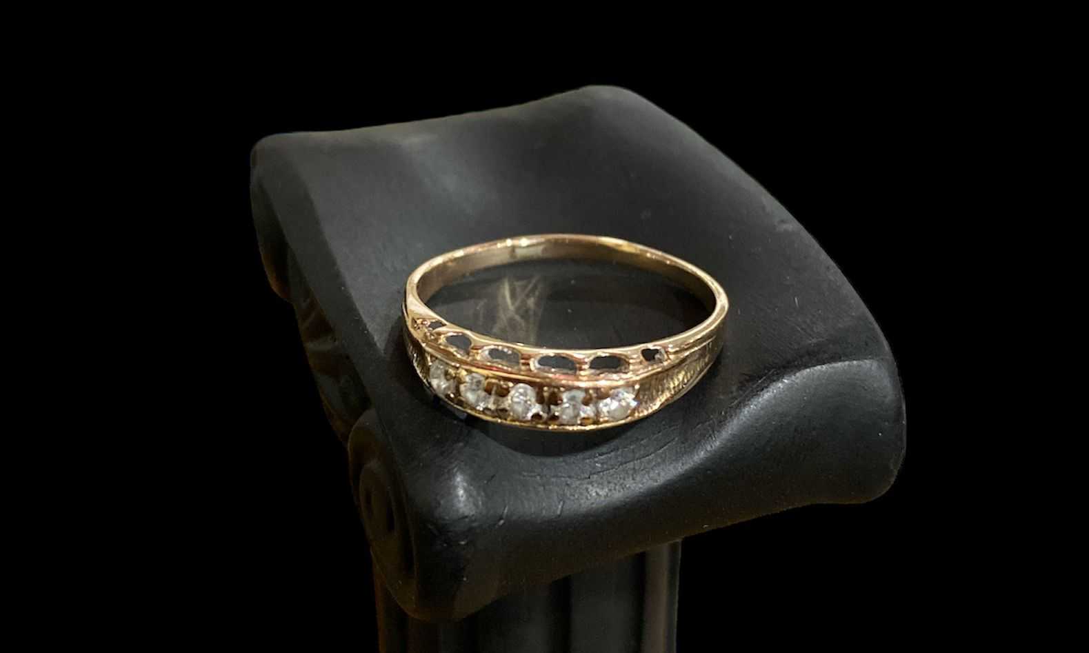Precio 65 500,00   Anillo talla 11.5 zirconias 2.61g 10k