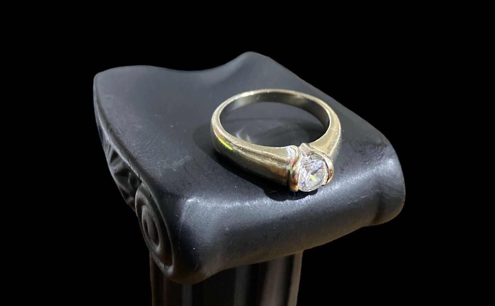 Precio 76 500,00   Anillo oro blanco zirconia talla 6 3.27g 10k
