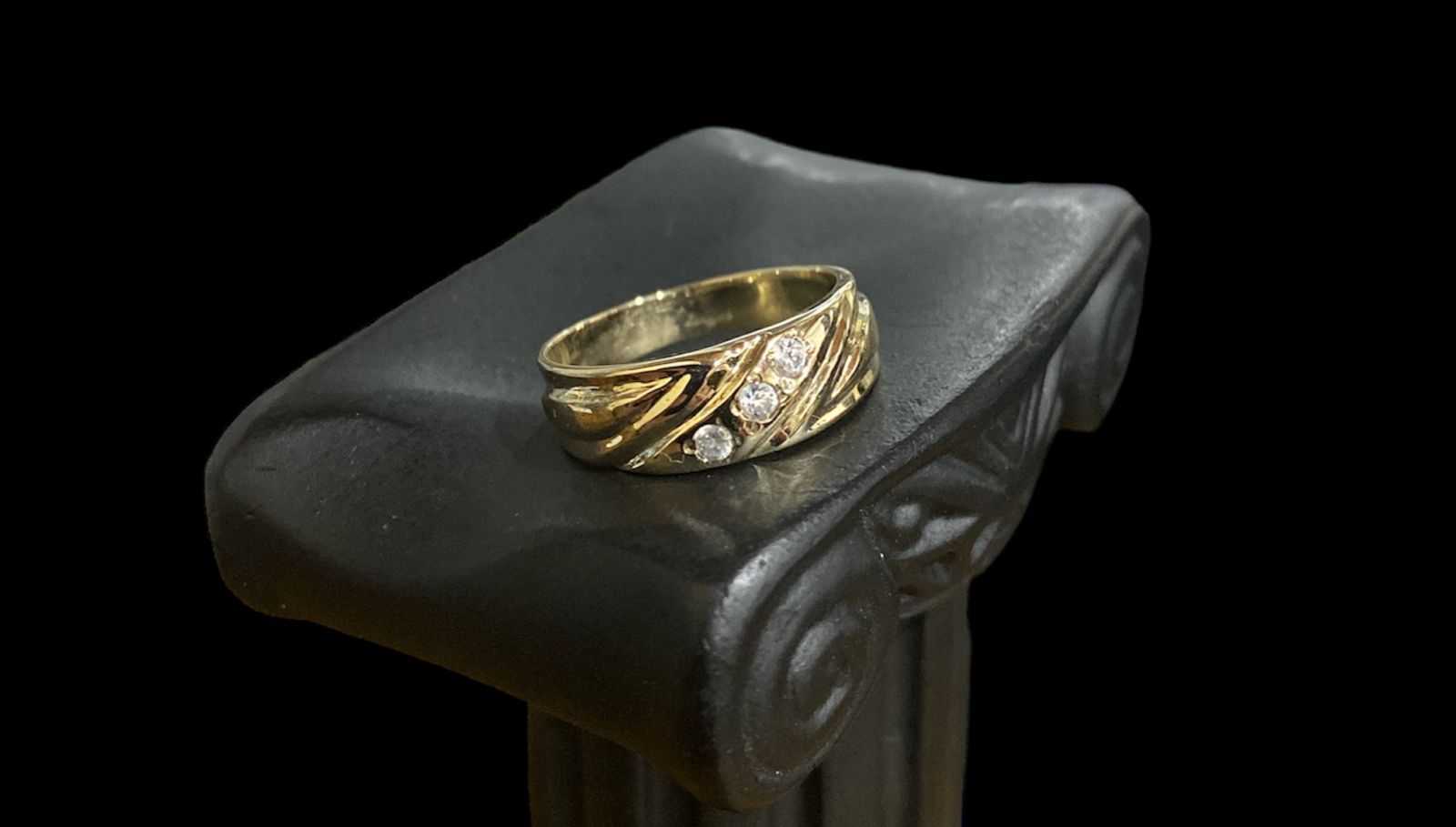 Precio 76 250,00   Anillo 3 zirconias talla 5 3.3g 10k