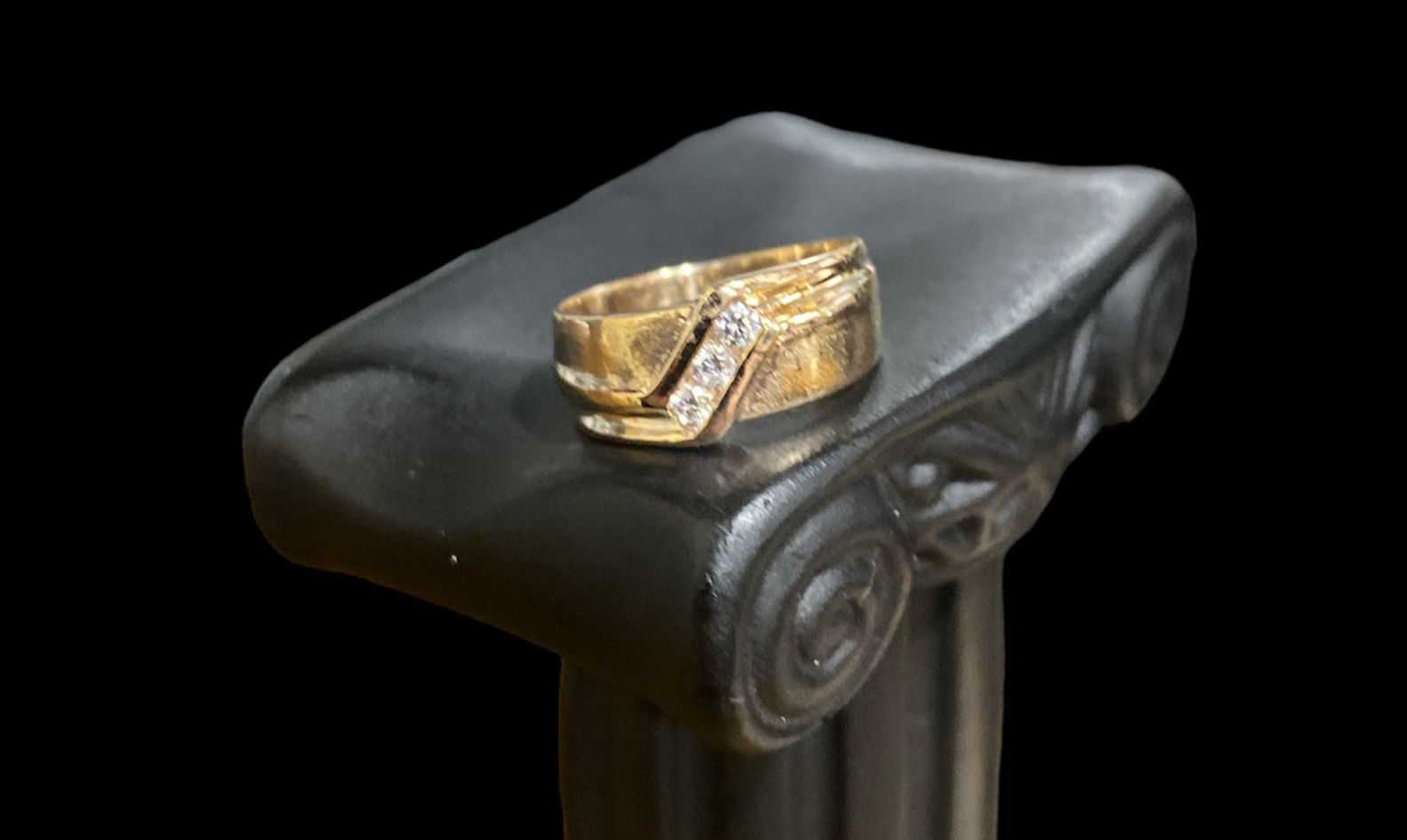 Precio 77 750,00   Anillo líneas 3 zirconias talla 5.5 3.2g 10k