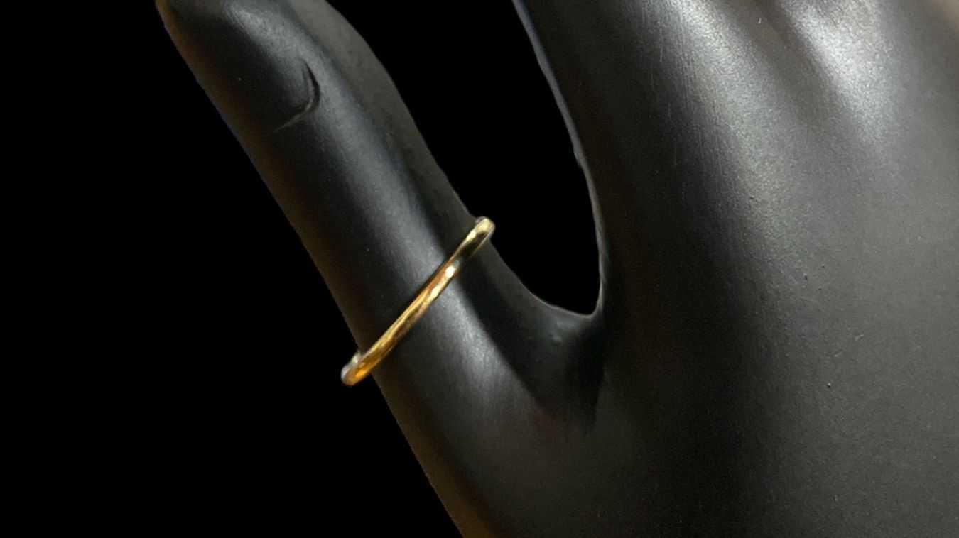 Precio 37 760,00   Anillo liso sencillo 1.19g 10k