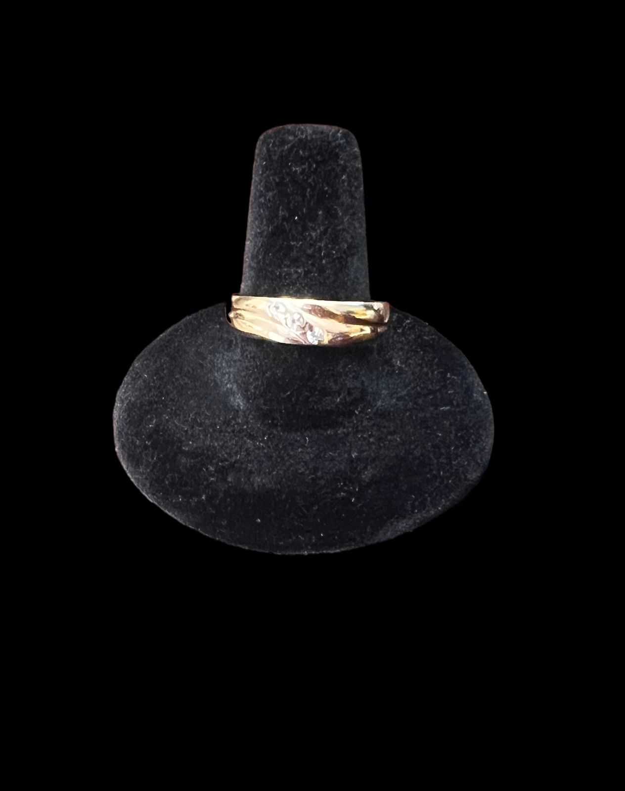 Precio 67 500,00   anillo 3 piedras blancas  medida 9