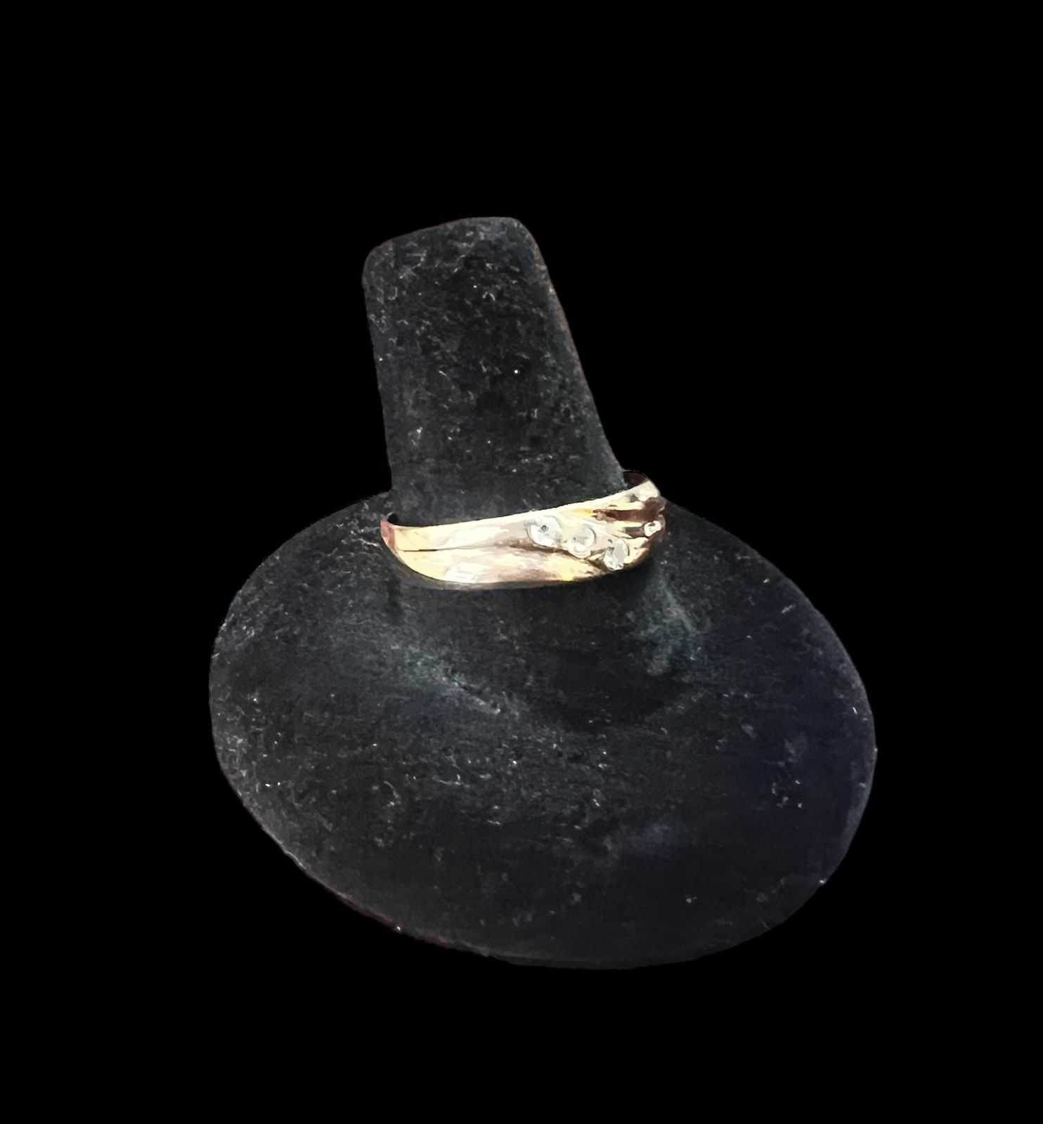 Precio 67 500,00   anillo 3 piedras blancas  medida 9
