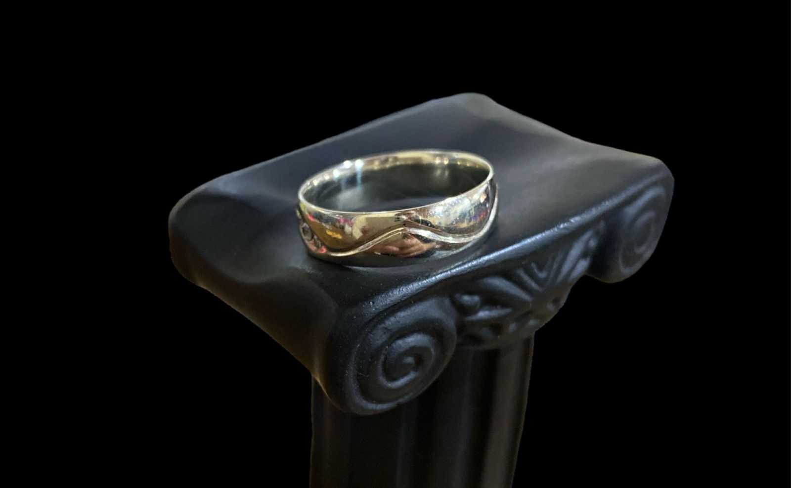 Precio 112 750,00   Anillo oro blanco ondas liso talla 9.5 4.55g 10k