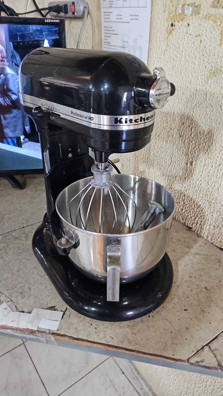 Precio 250 000,00 kitchen aid  Batidora 6 quartos 10 velocidades con dos aspas negra