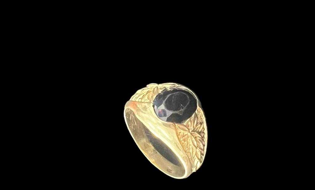 Precio 244 000,00   Anillo zirconia negra, detalle de hojas talla 12