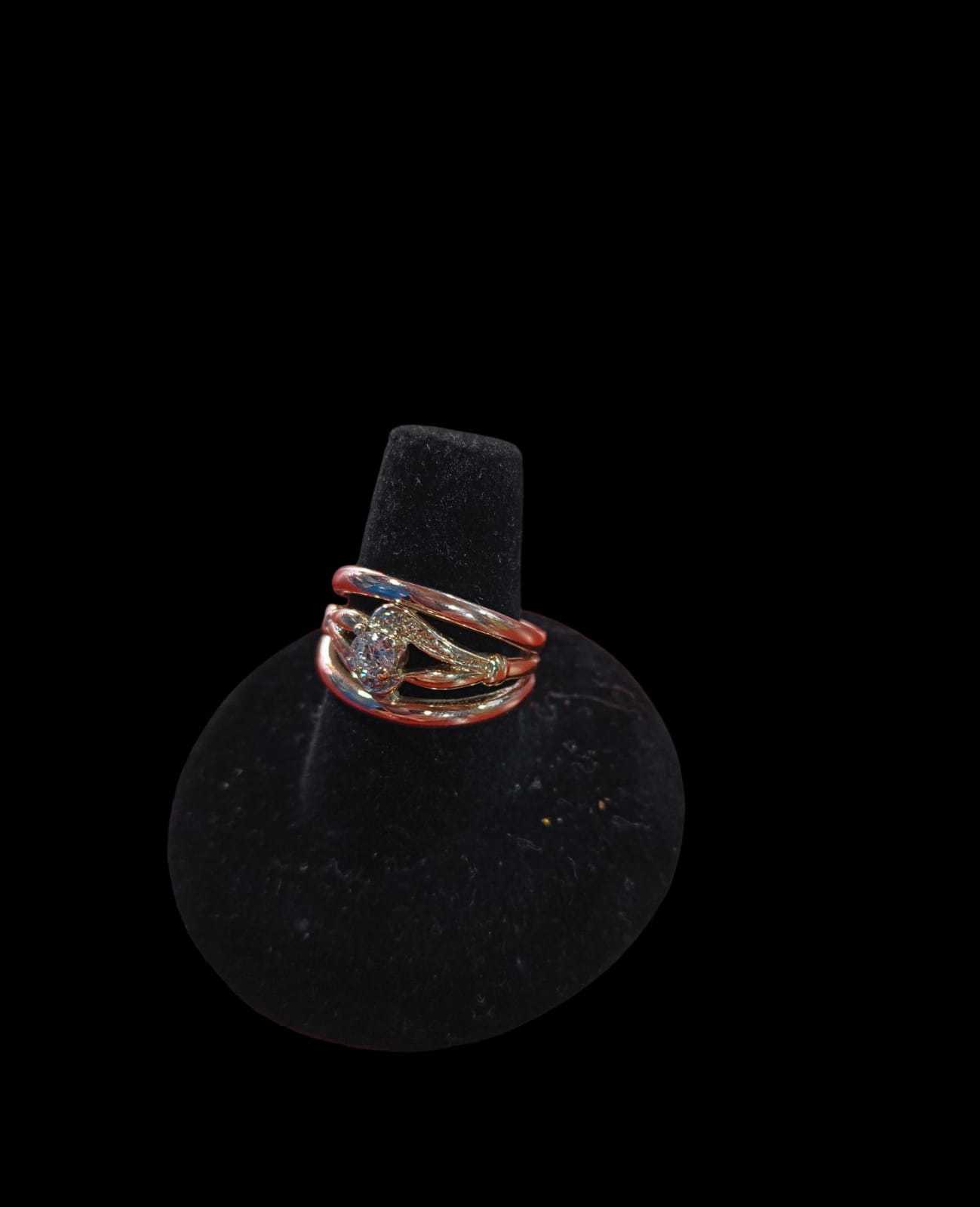 Precio 113 000,00   Anillo dos oros con zircionia blanca talla 8 4.52g 10k