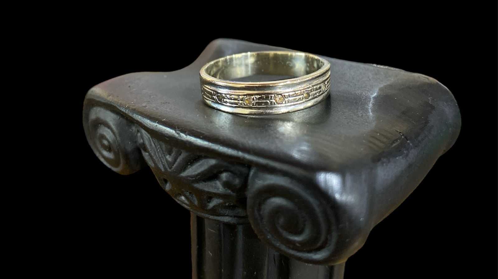 Precio 83 500,00   Anillo oro blanco matrimonio talla 8.5 3.3g 10k