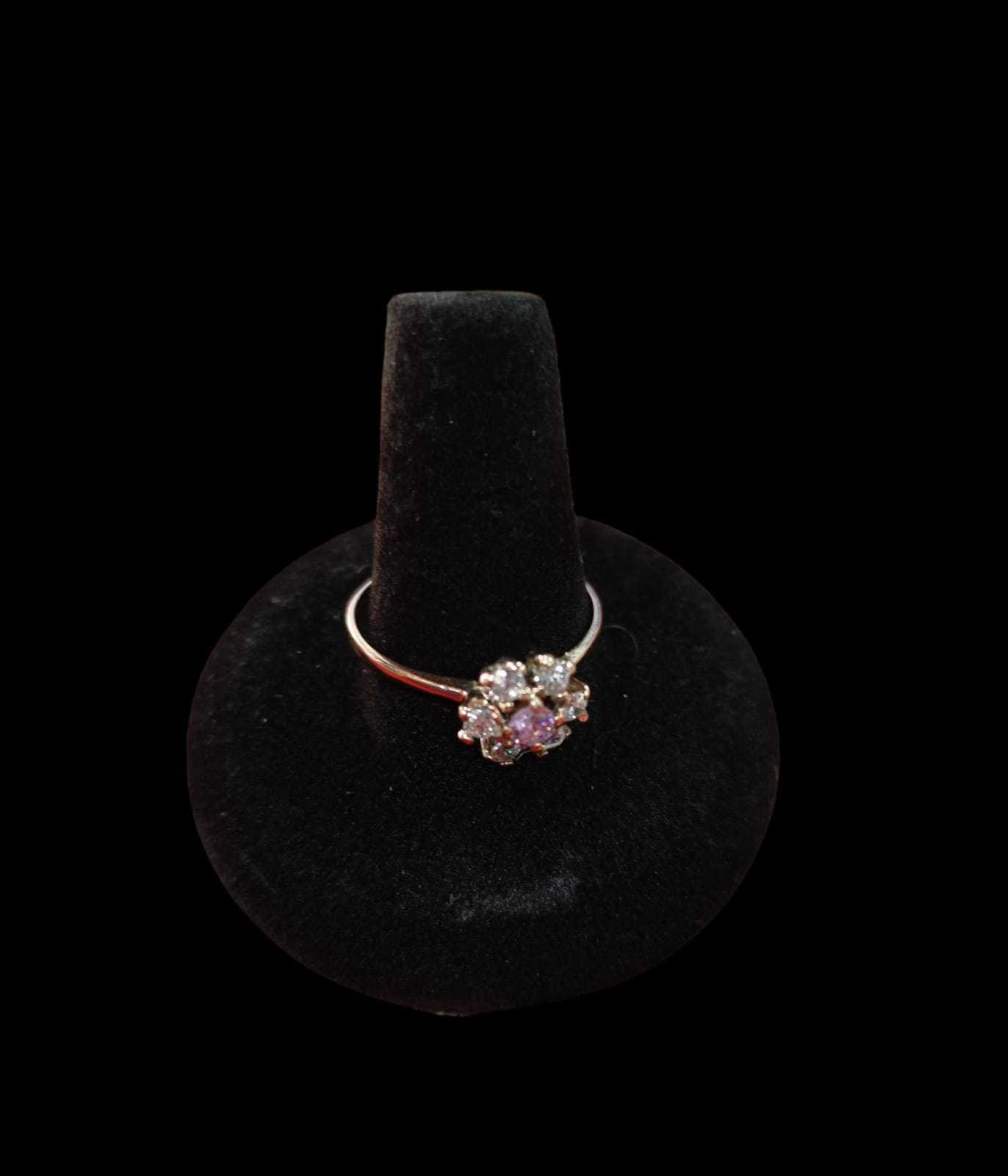 Precio 58 000,00   ANILLO FORMA FLOR CON ZIRCONIAS TALLA 10 2.32g 10K