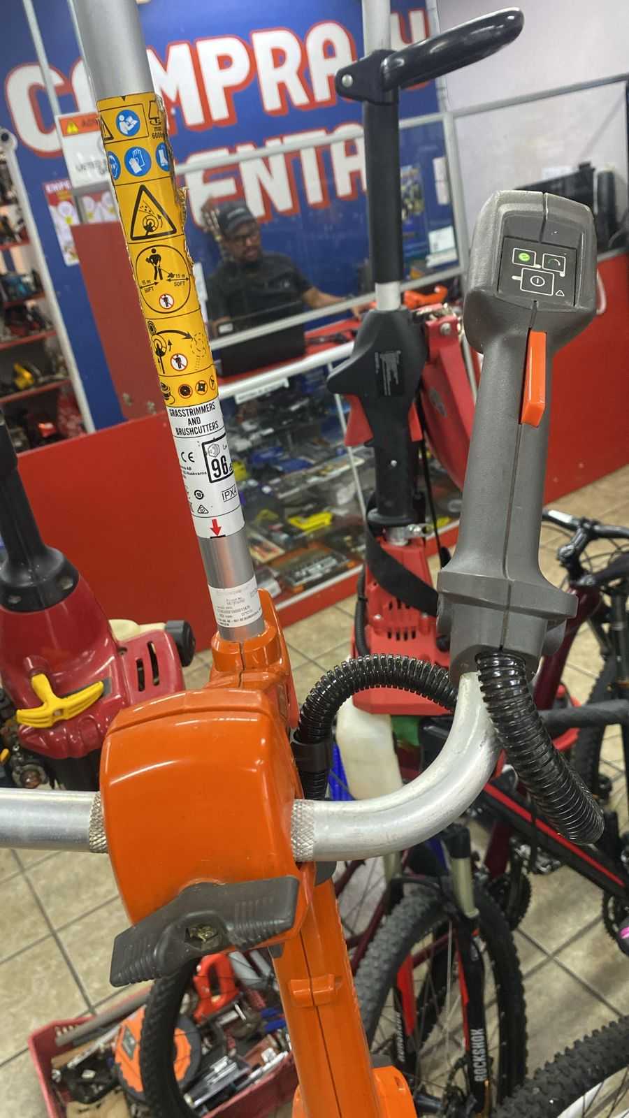 Precio 300 000,00 husqvarna se 561 82 orilladora de bateria  con 2  baterias de 5.2 Ah  y  1 cargador