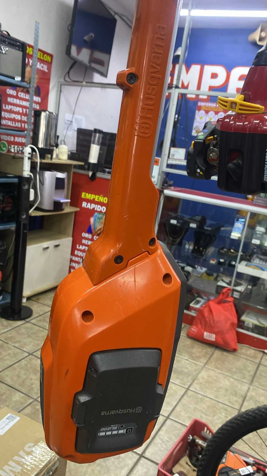 Precio 300 000,00 husqvarna se 561 82 orilladora de bateria  con 2  baterias de 5.2 Ah  y  1 cargador