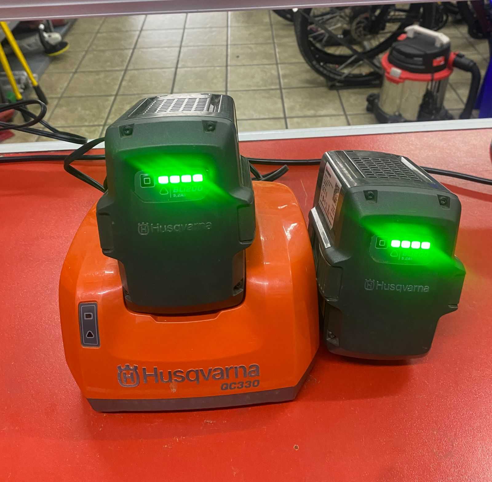 Precio 300 000,00 husqvarna se 561 82 orilladora de bateria  con 2  baterias de 5.2 Ah  y  1 cargador