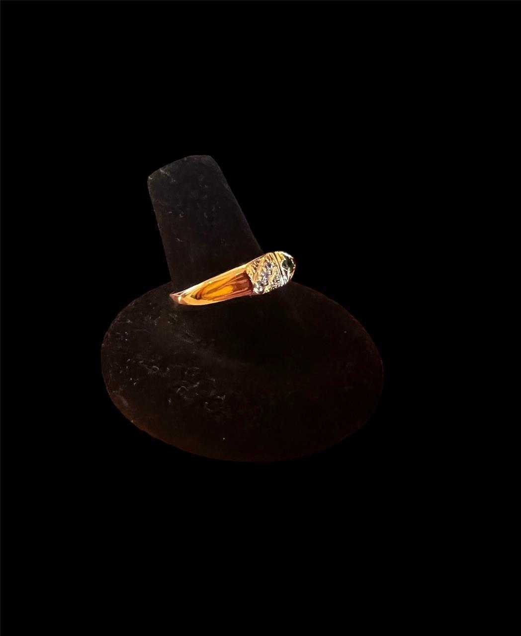 Precio 122 000,00   Anillo zirconita verde y blanca talla 9