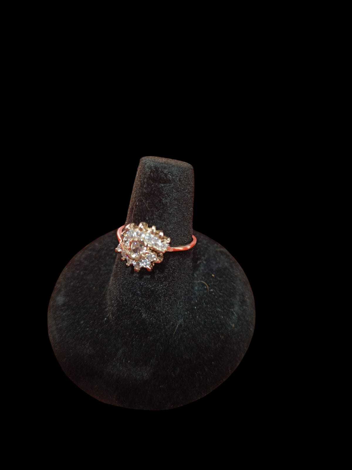 Precio 87 000,00   Anillo con zirconias blancas talla 7