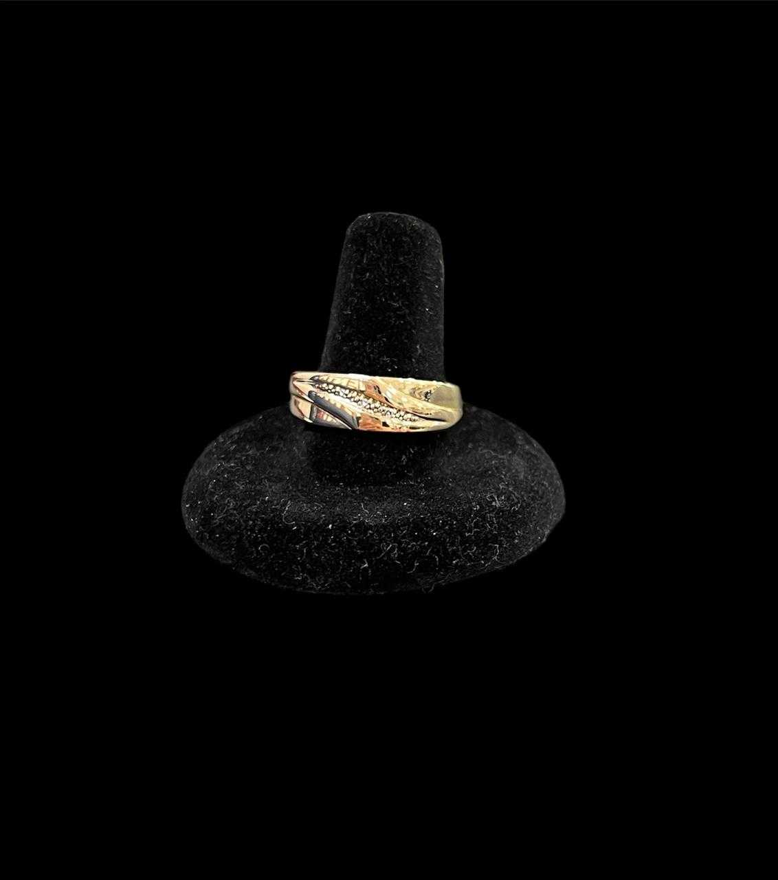Precio 85 000,00   Anillo de matrimonio con 3 zirconitas blancas talla 10 12