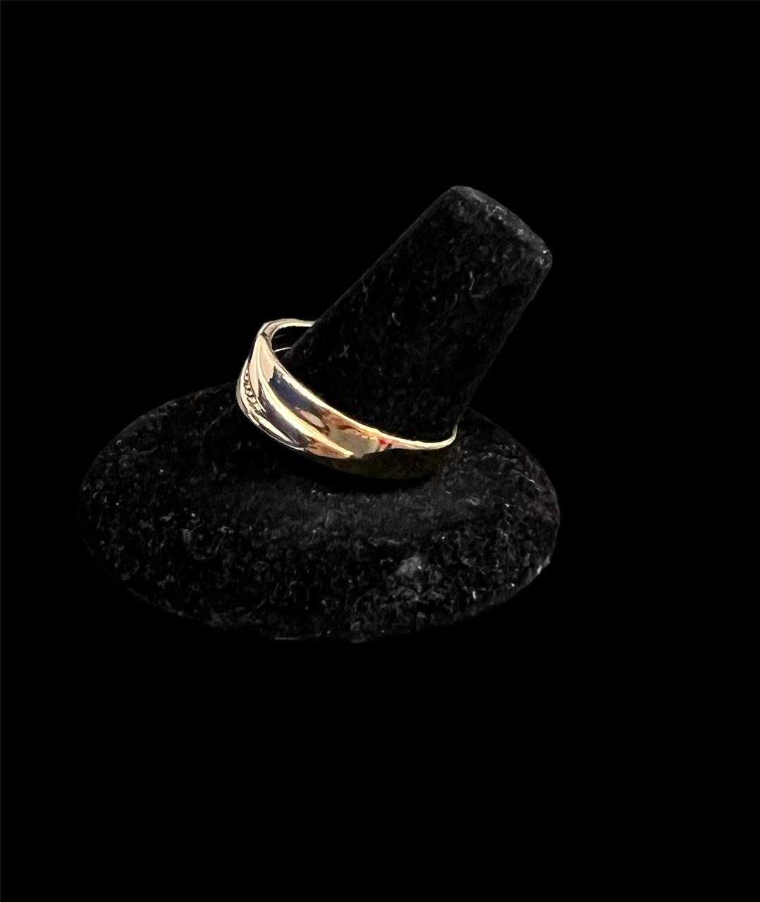 Precio 85 000,00   Anillo de matrimonio con 3 zirconitas blancas talla 10 12