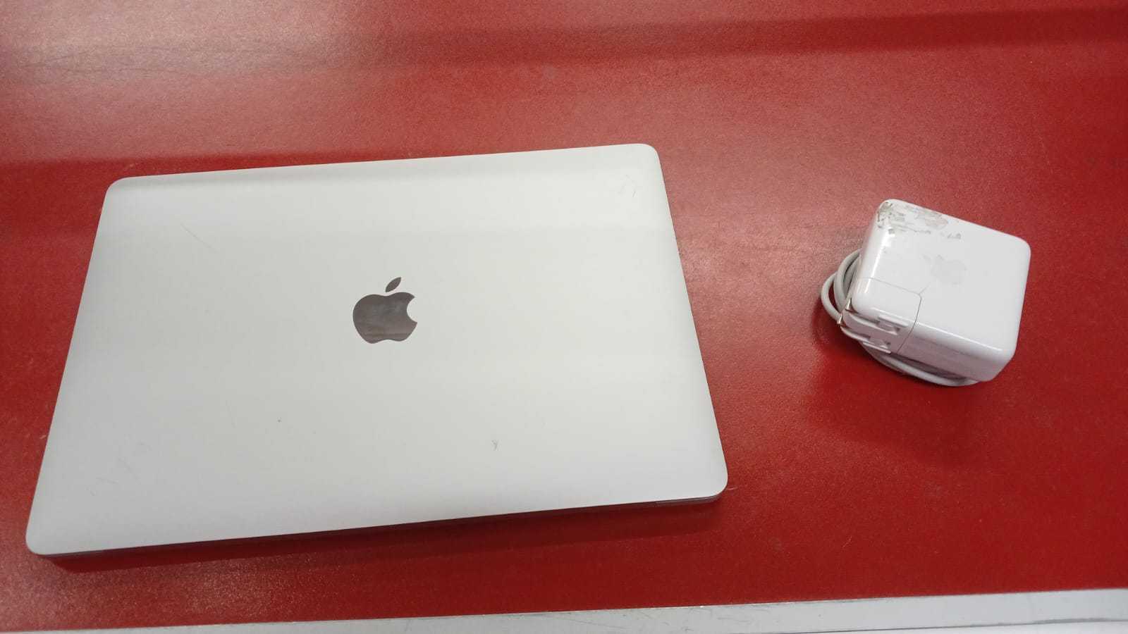 Precio 330 000,00 apple a2251 macbook  pro 2020 core i7  32gb ram  512 gb ssdd con cargador  ciclos de carga 98
