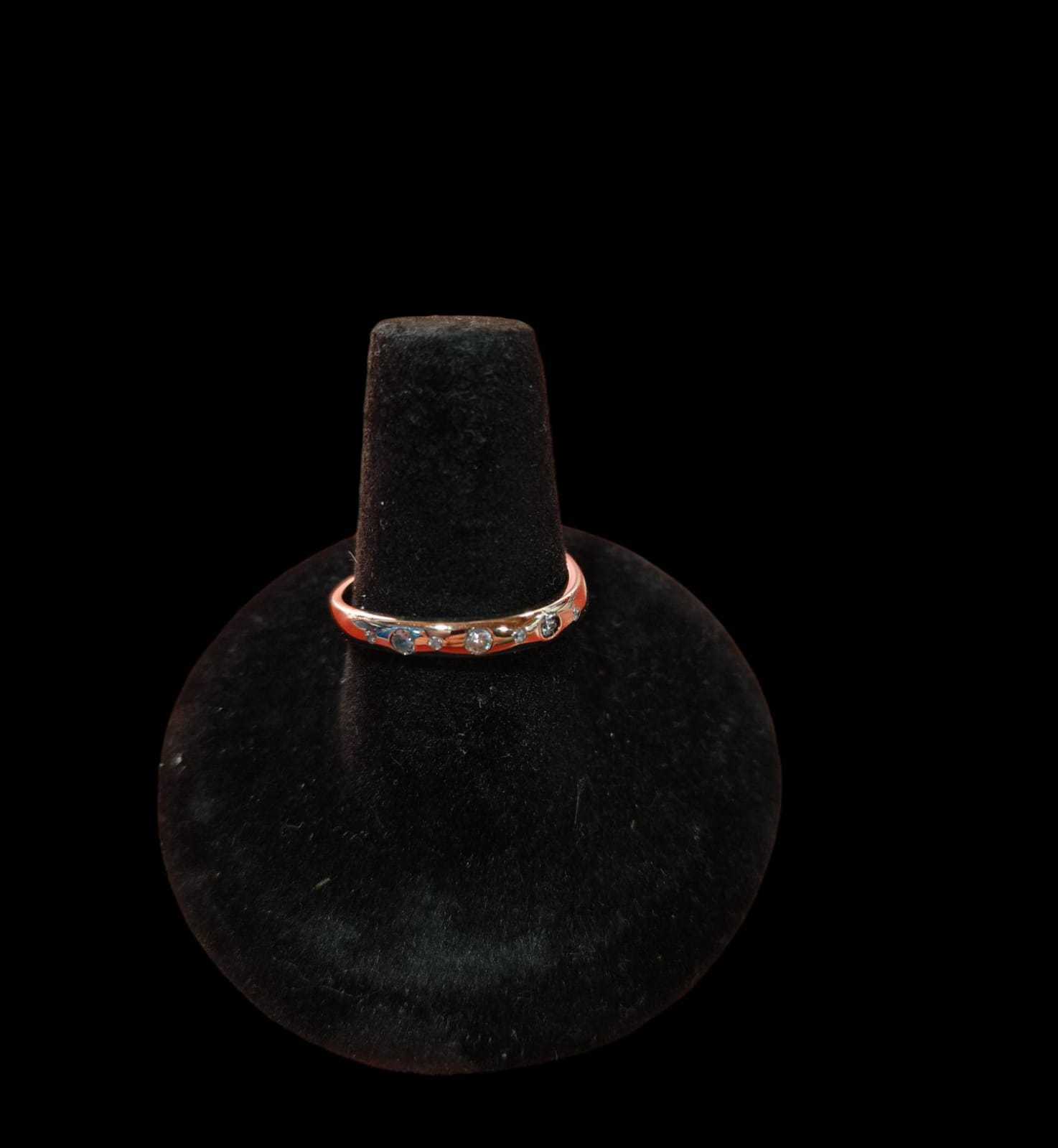 Precio 39 250,00   Anillo con zirconias blancas talla 7.5 1.65 g 10k