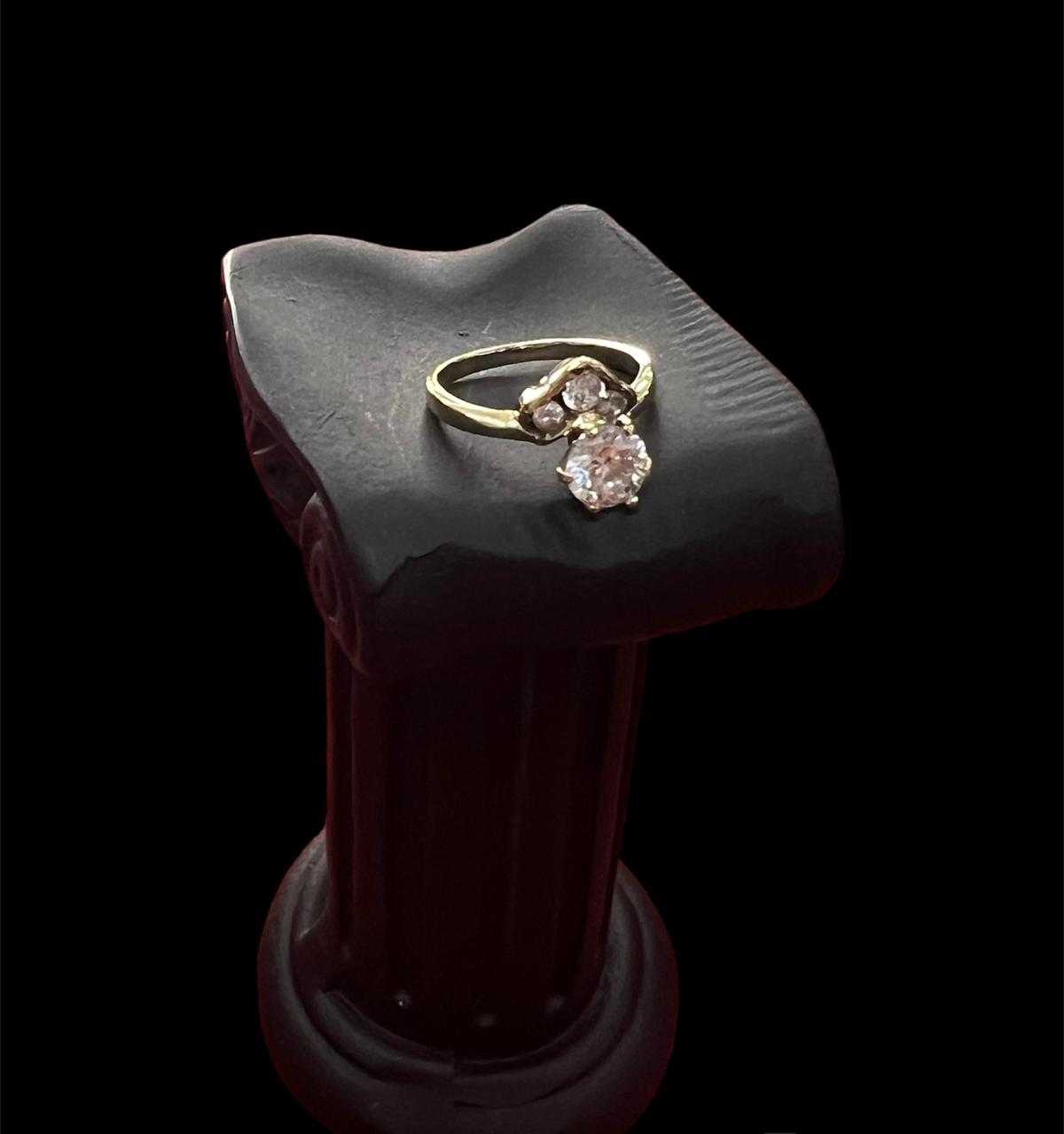Precio 63 000,00   Anillo de compromiso con zirconitas blancas talla 5