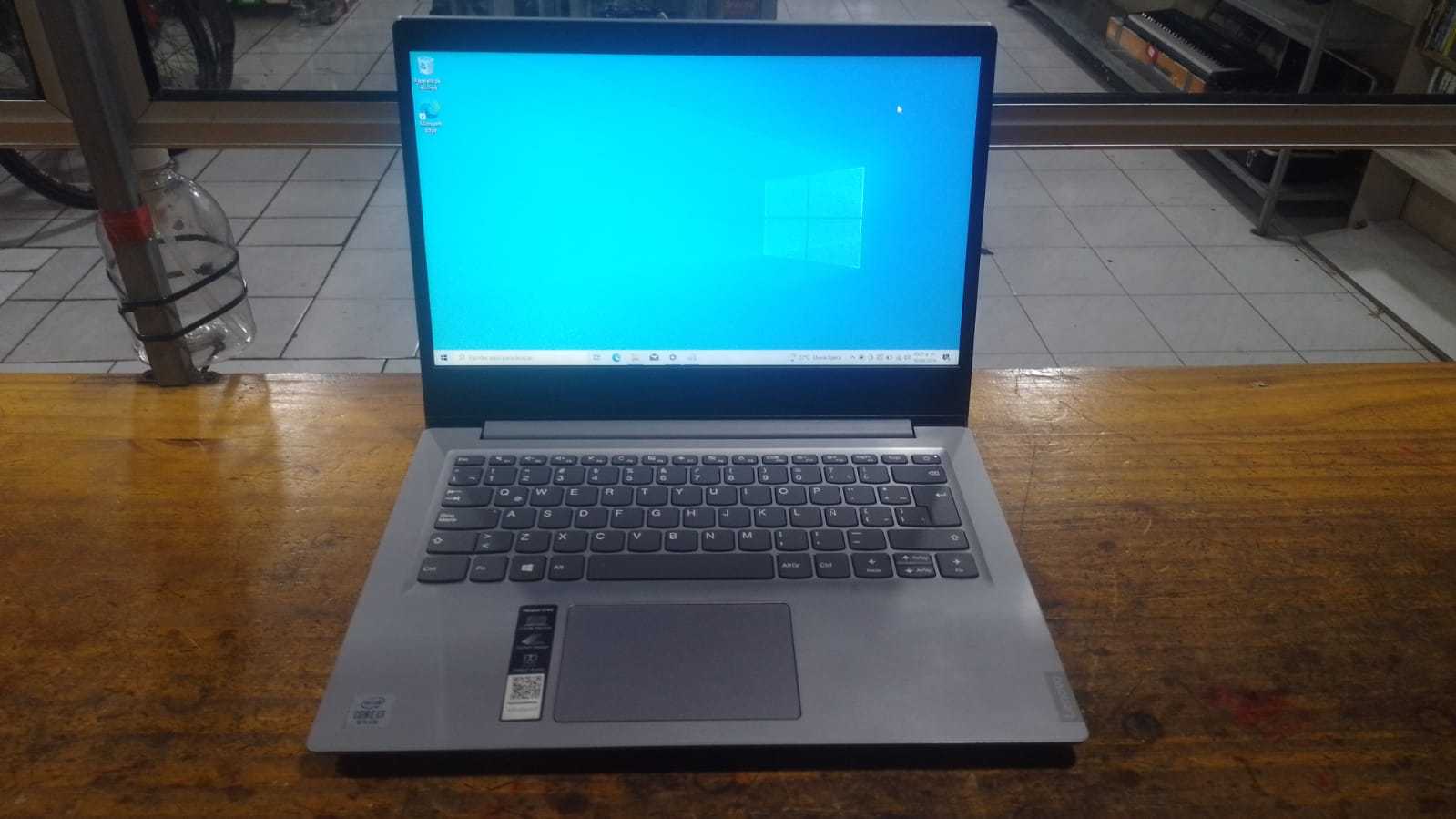 Precio 70 000,00 lenovo  Laptop con cargador y mouse core i3 10 gen TECLA J Y H MALO