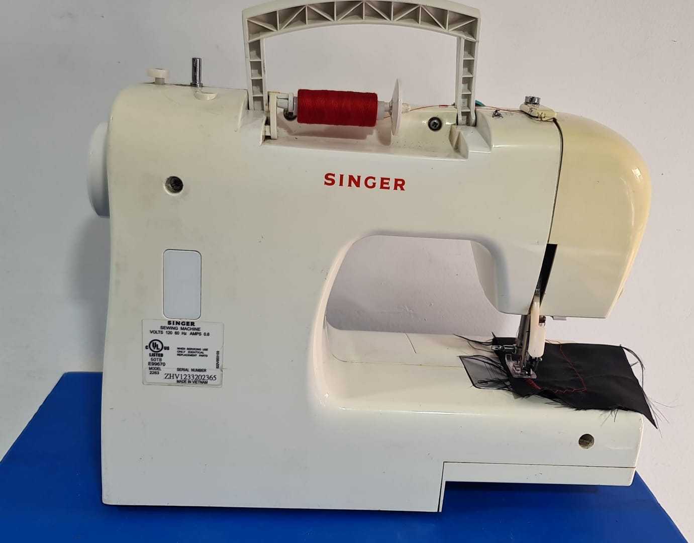 Precio 85 000,00 SINGER SIMPLE 2263 MAQUINA DE COCER  DE PEDAL. para coser en telas gruesas como mezclilla y algodón; decorativas y flexibles para trabajar en tejidos elásticos.