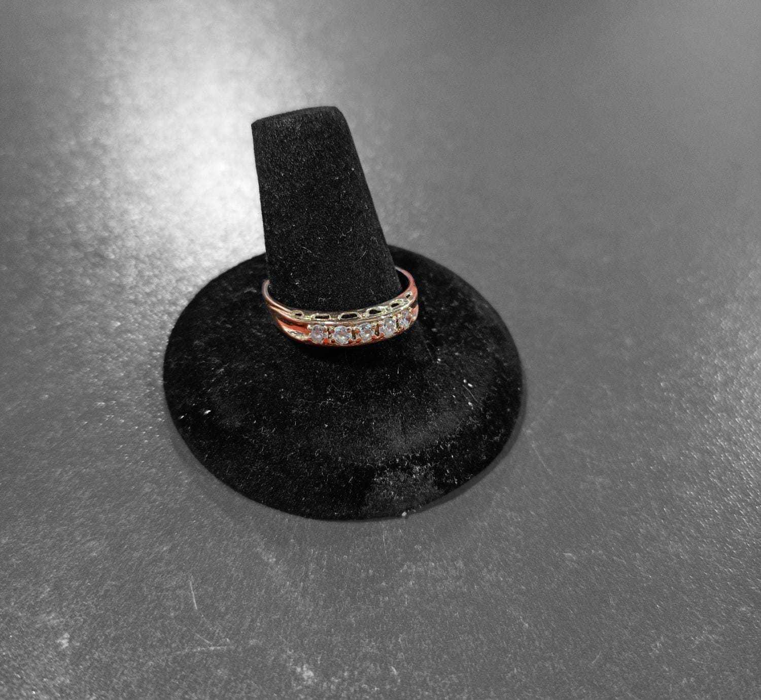 Precio 56 250,00   ANILLO CON ZIRCONIAS BLANCAS TALLA 10.5 2.25g 10k