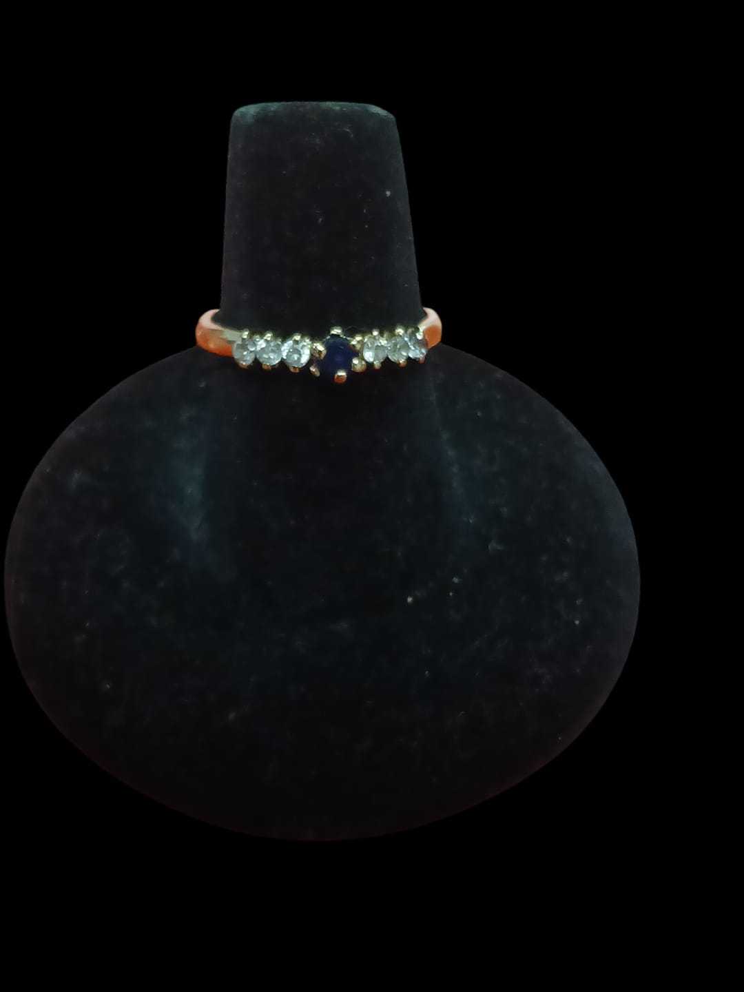 Precio 87 000,00   anillo por piedritas blancas y una negra en el centro talla 6 12