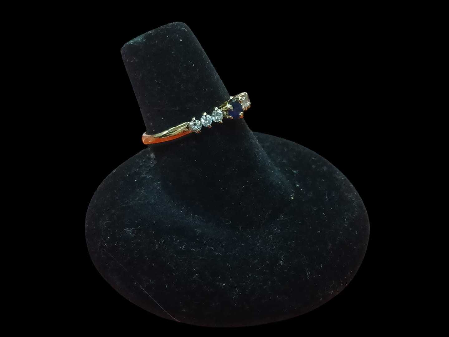 Precio 87 000,00   anillo por piedritas blancas y una negra en el centro talla 6 12