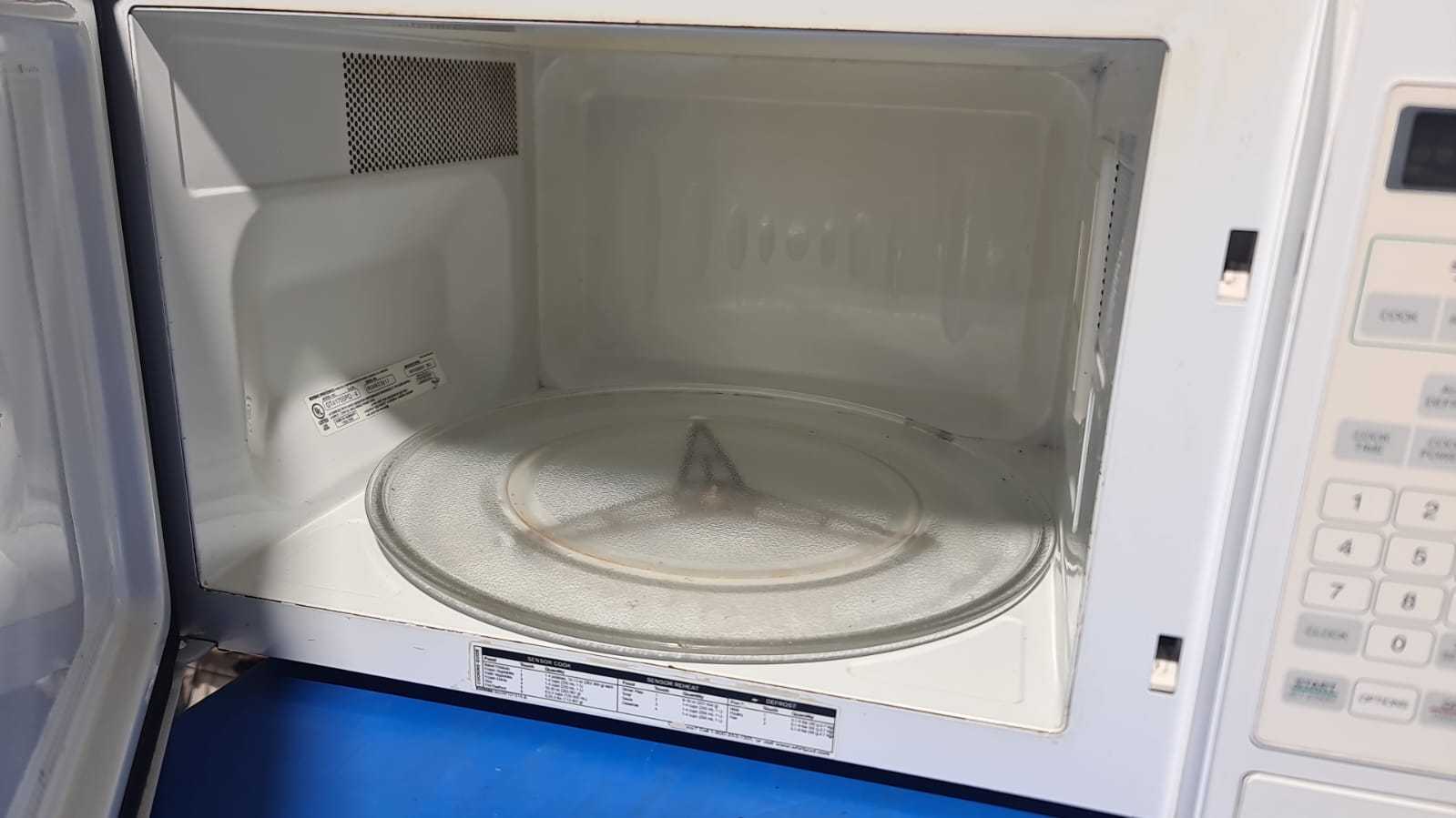 Precio 45 000,00 WHIRLPOOL  MICROONDAS 1.0 PIES no le sirve el 0 y 7
