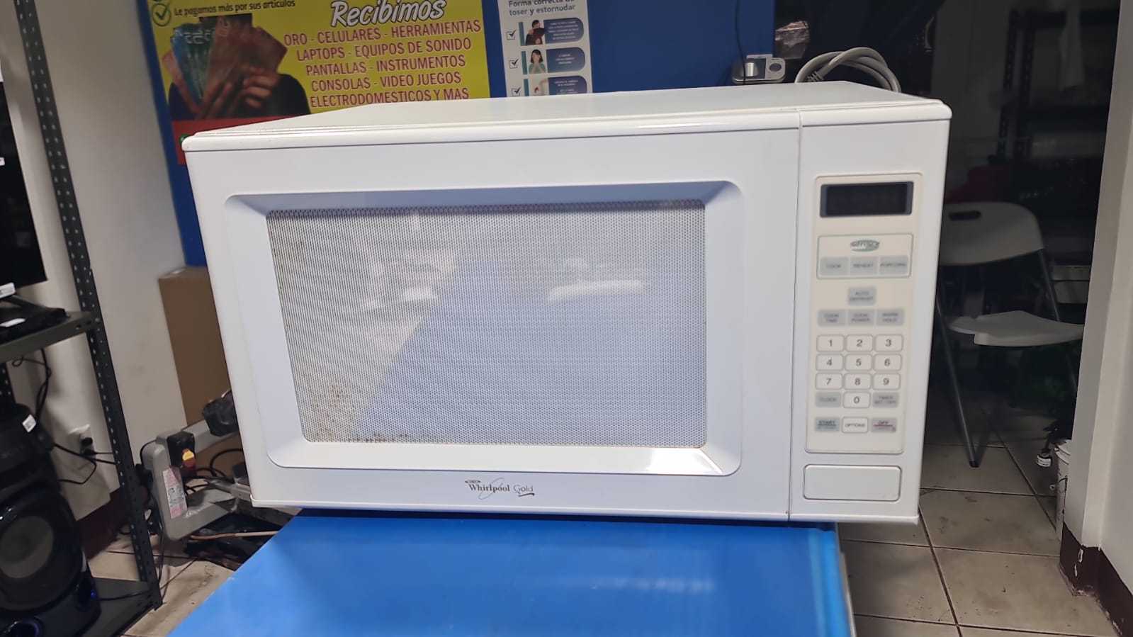 Precio 45 000,00 WHIRLPOOL  MICROONDAS 1.0 PIES no le sirve el 0 y 7