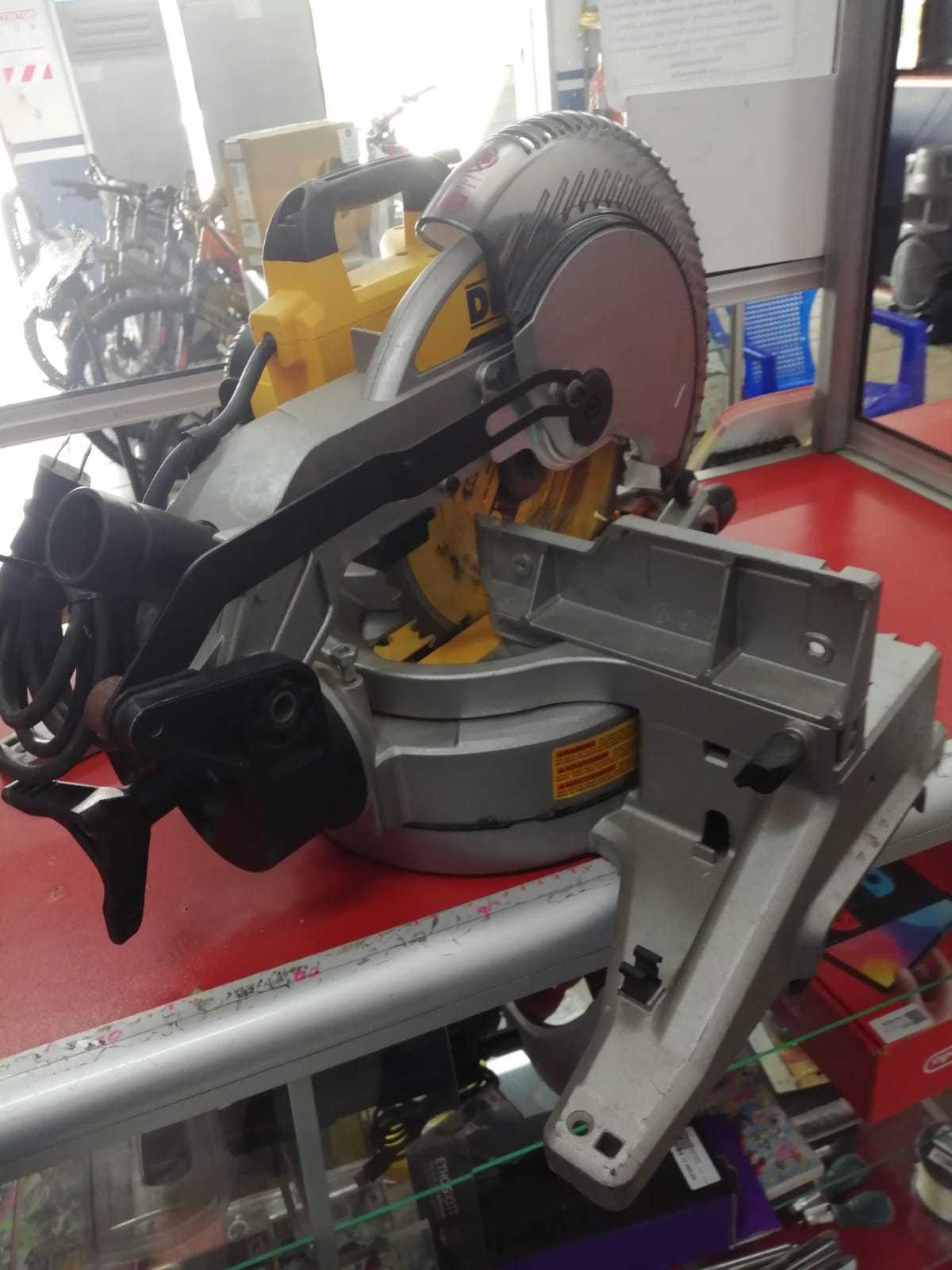 Precio 180 000,00 Dewalt DWS713 Sierra ingleteadora Dewalt 10 DWS713