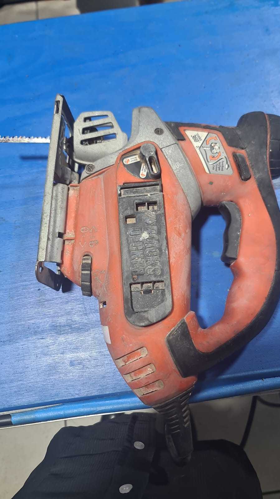 Precio 15 000,00 BLACK AND DECKER JS700 Sierra de calar con mango superior (5,5 amperios)
