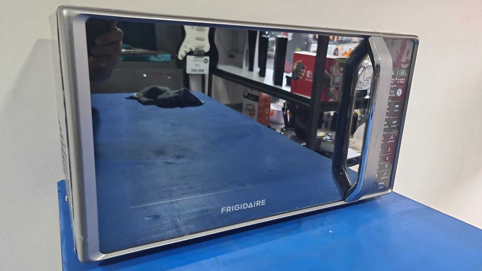Precio 38 000,00 FRIGIDARE  sacar MICROONDAS GRIS CON PUERTA ESPEJO
