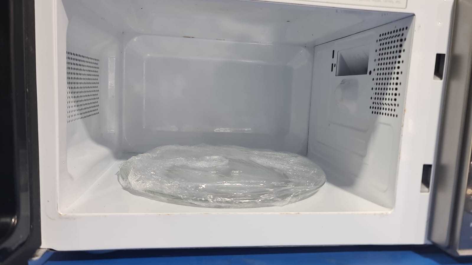 Precio 38 000,00 FRIGIDARE  sacar MICROONDAS GRIS CON PUERTA ESPEJO
