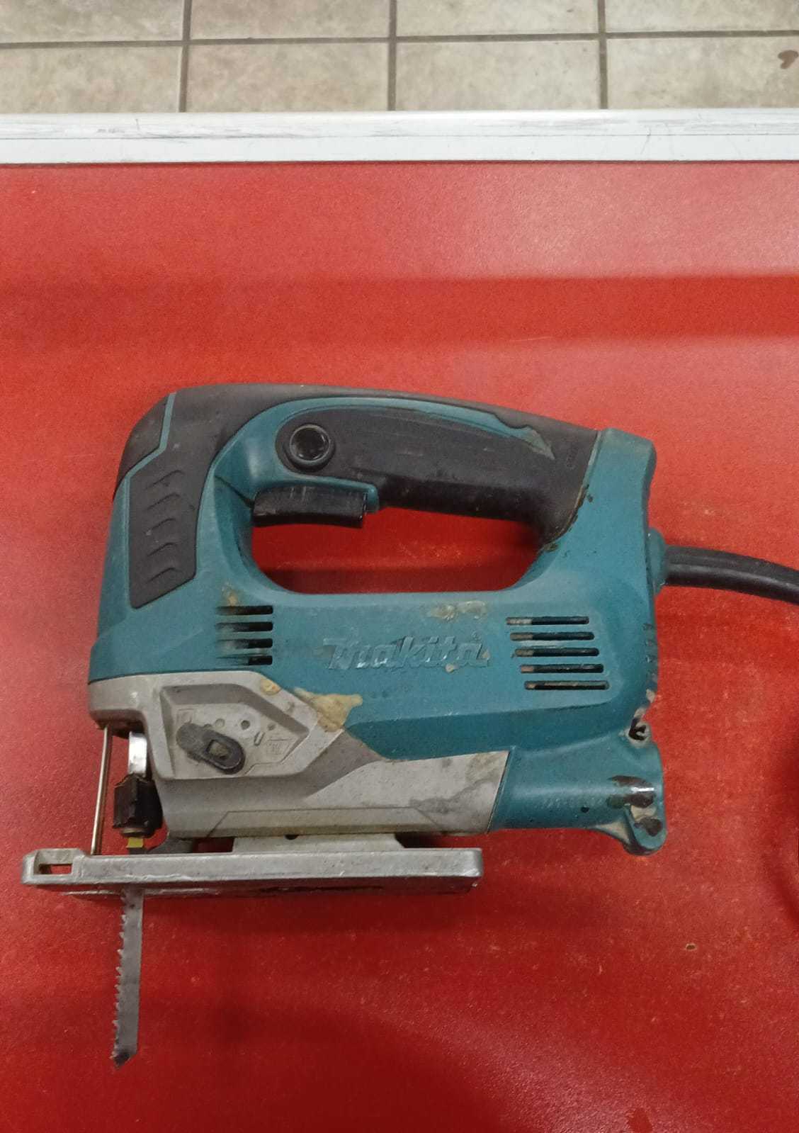 Precio 55 000,00 MAkita JV0600 caladora 650W