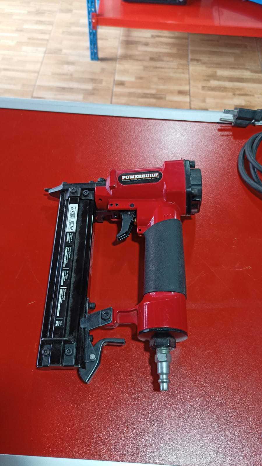 Precio 10 000,00 POWERBUILT  PISTOLA DE CLAVOS POWERBUILT