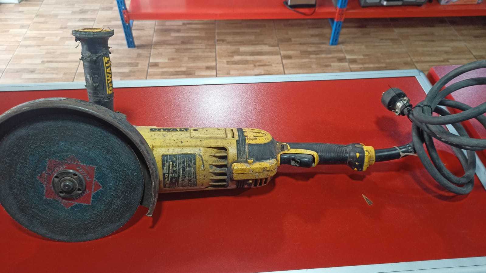 Precio 70 000,00 DEWALT DWE4559 DEWALT DWE4559 ESMERILADORA ANGULAR 9 2400 W CON PUÑO Y PROTECTOR