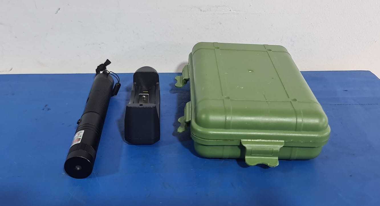 Precio 12 000,00 GENERICO  PUNTERO LASER DE BATERIA RECARGABLE CON CARGADOR Y SU BATERIA ESTUCHE