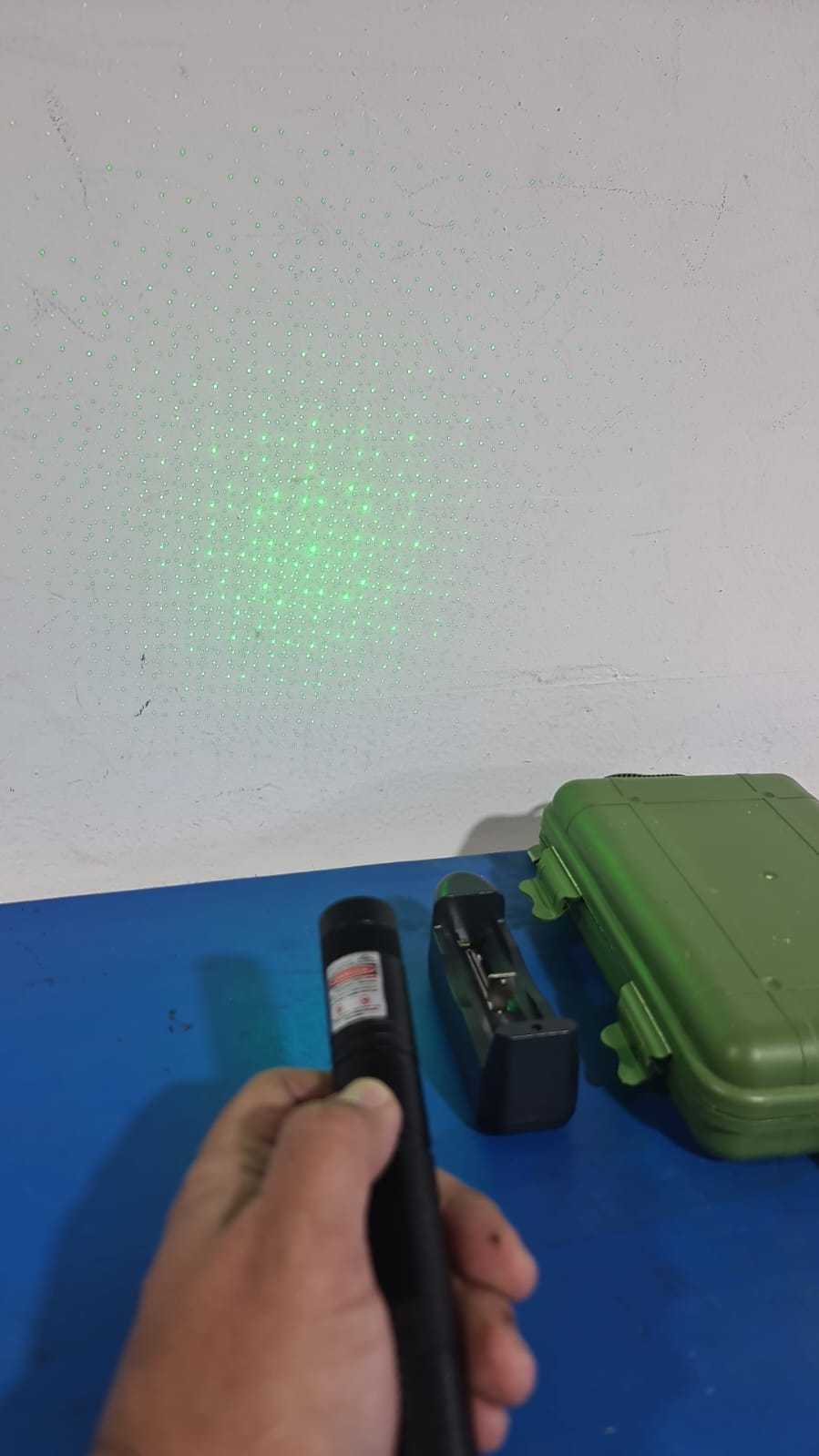 Precio 12 000,00 GENERICO  PUNTERO LASER DE BATERIA RECARGABLE CON CARGADOR Y SU BATERIA ESTUCHE