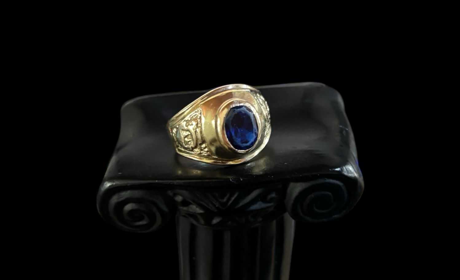 Precio 186 500,00   Anillo azul graduacion talla 9 6.9g 10k