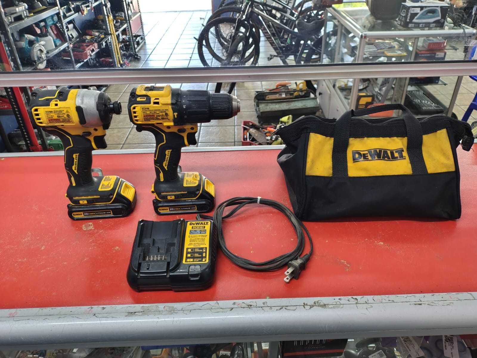 Precio 150 000,00 DeWalt dcd709 dcf809 Kit combinado DEWALT ATOMIC 20V MAX* con taladro percutor y destornillador con dos baterias y cargador en bolso