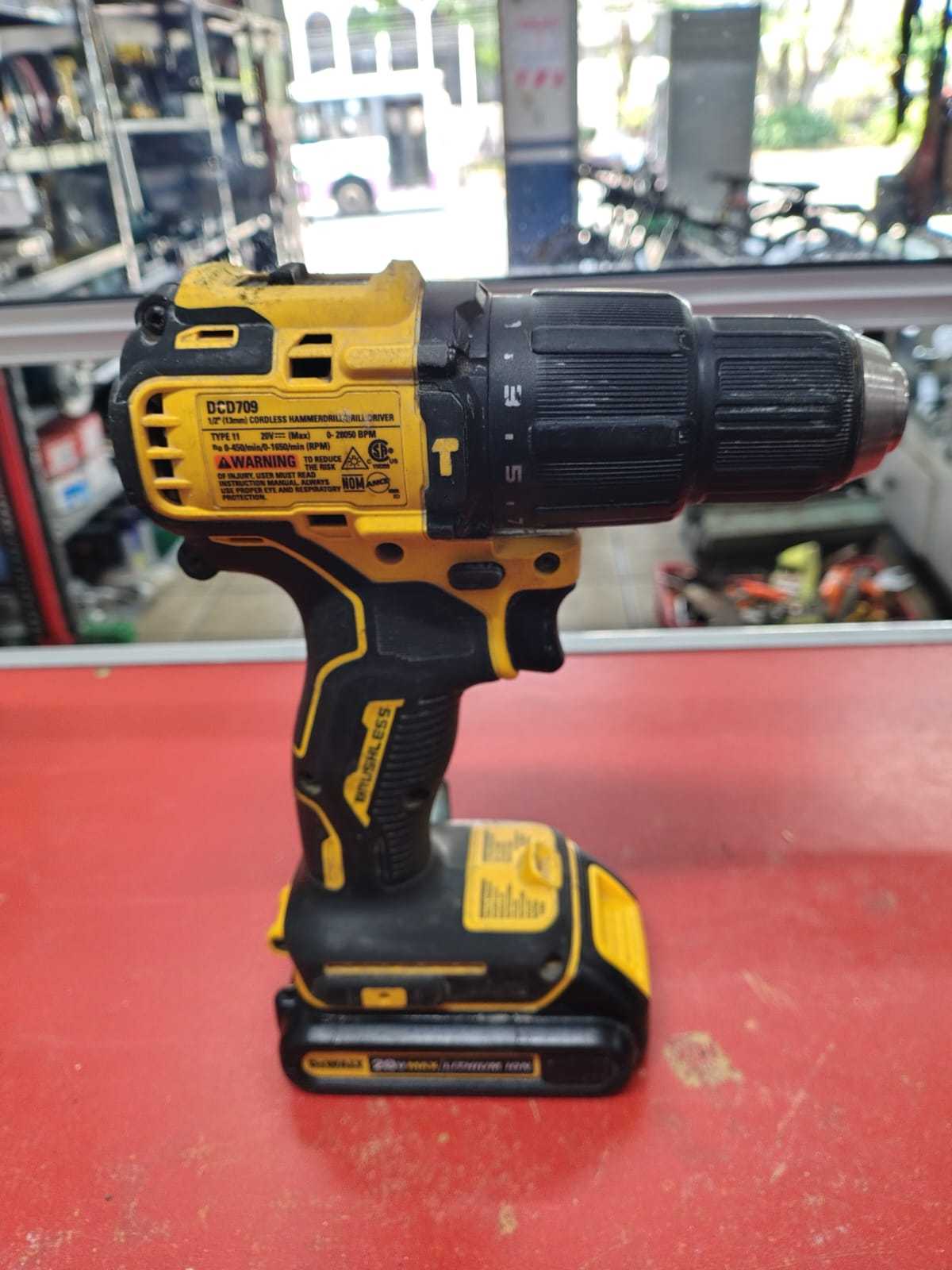 Precio 150 000,00 DeWalt dcd709 dcf809 Kit combinado DEWALT ATOMIC 20V MAX* con taladro percutor y destornillador con dos baterias y cargador en bolso