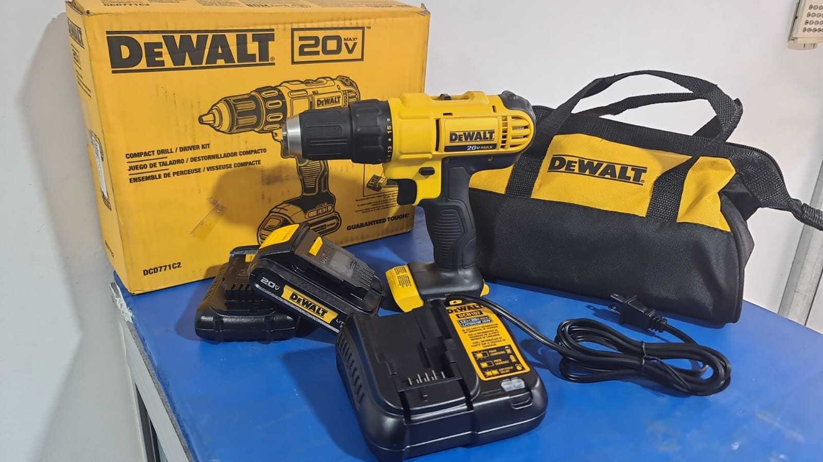 Precio 120 000,00 DEWALT DCD771c2 Taladro compacto inalámbrico de iones de litio de 12 pulgada, 2 baterias, bolso, nuevo en caja