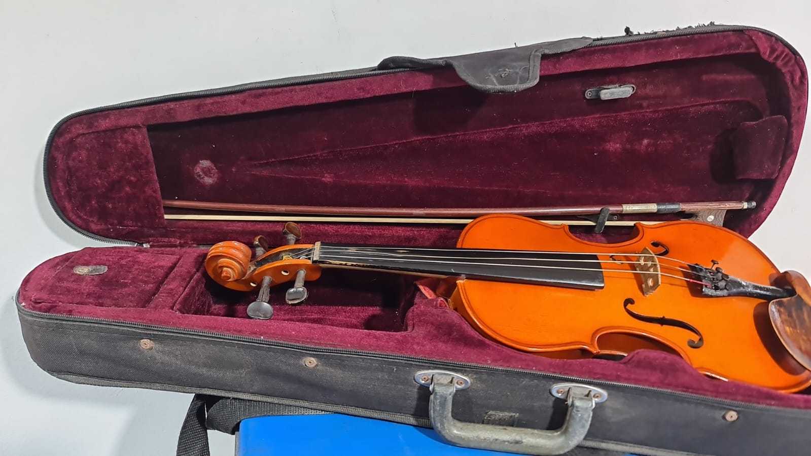 Precio 55 000,00 PRADA  VIOLIN 3 CUARTOS CON ARCO CON ESTUCHE